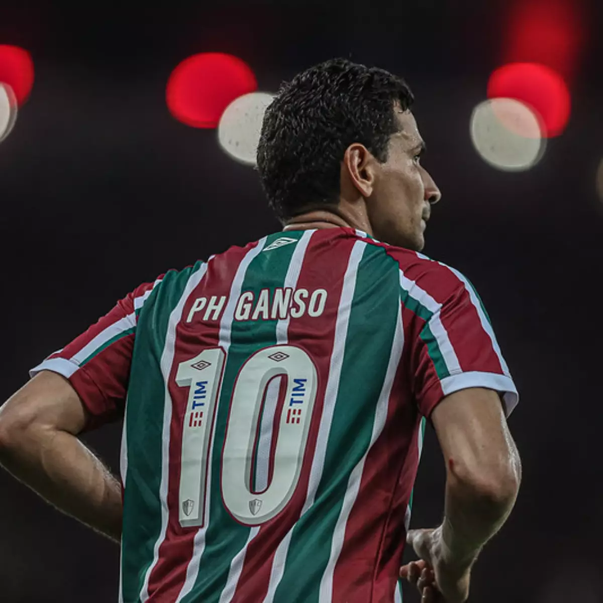 O camisa 10 sumiu e a culpa é dos europeus