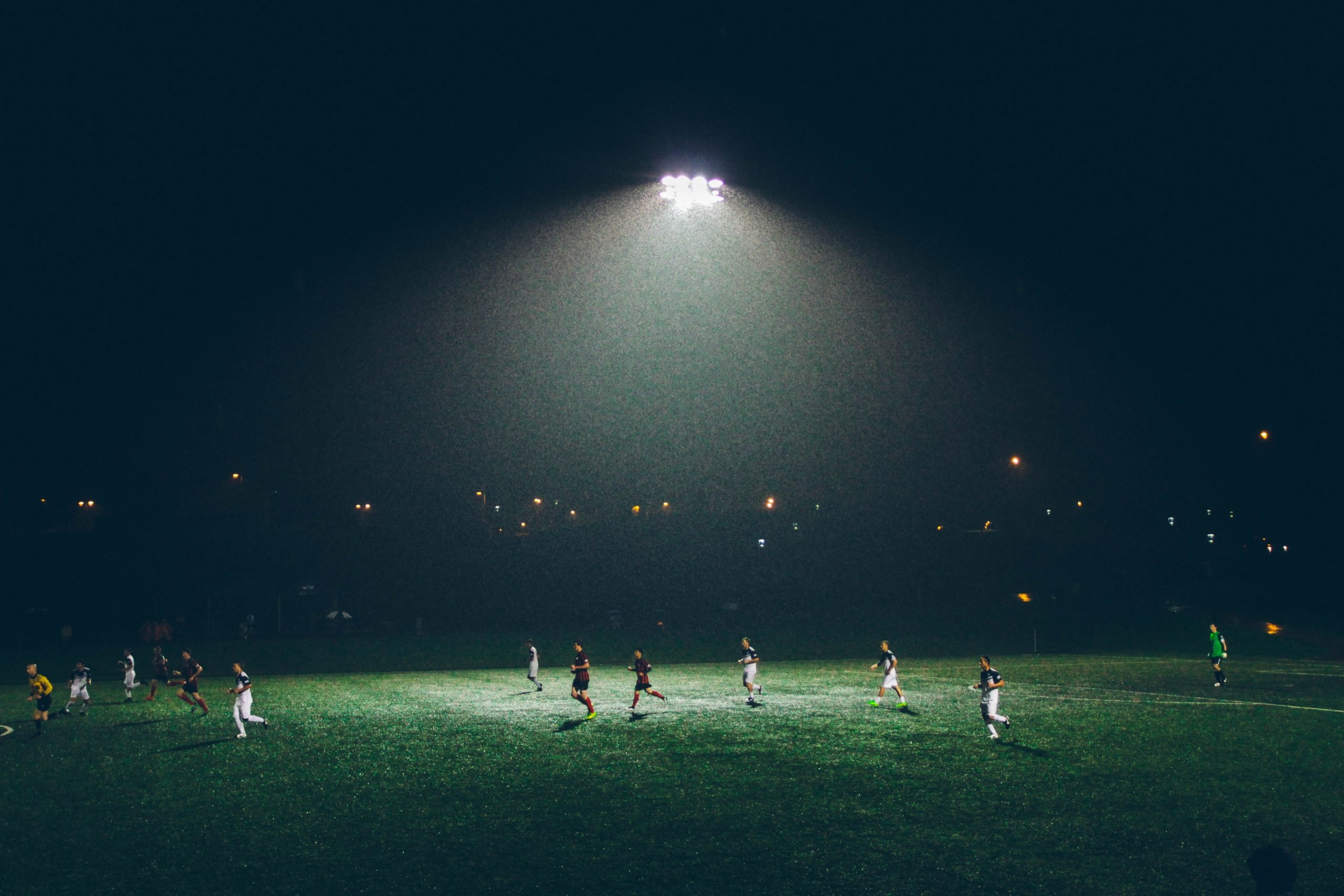jogo de futebol de noite