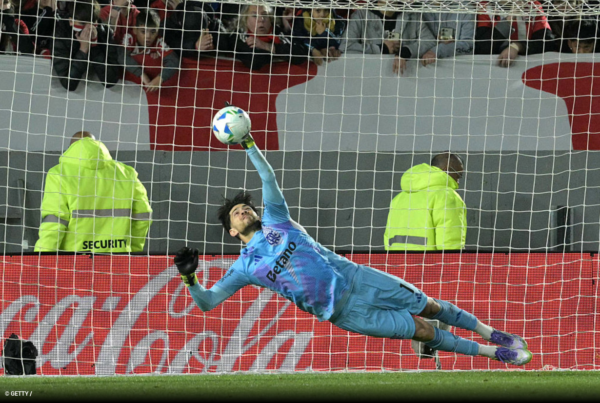 Rossi vai de vilão a herói e Flamengo elimina o Estudiantes nos pênaltis