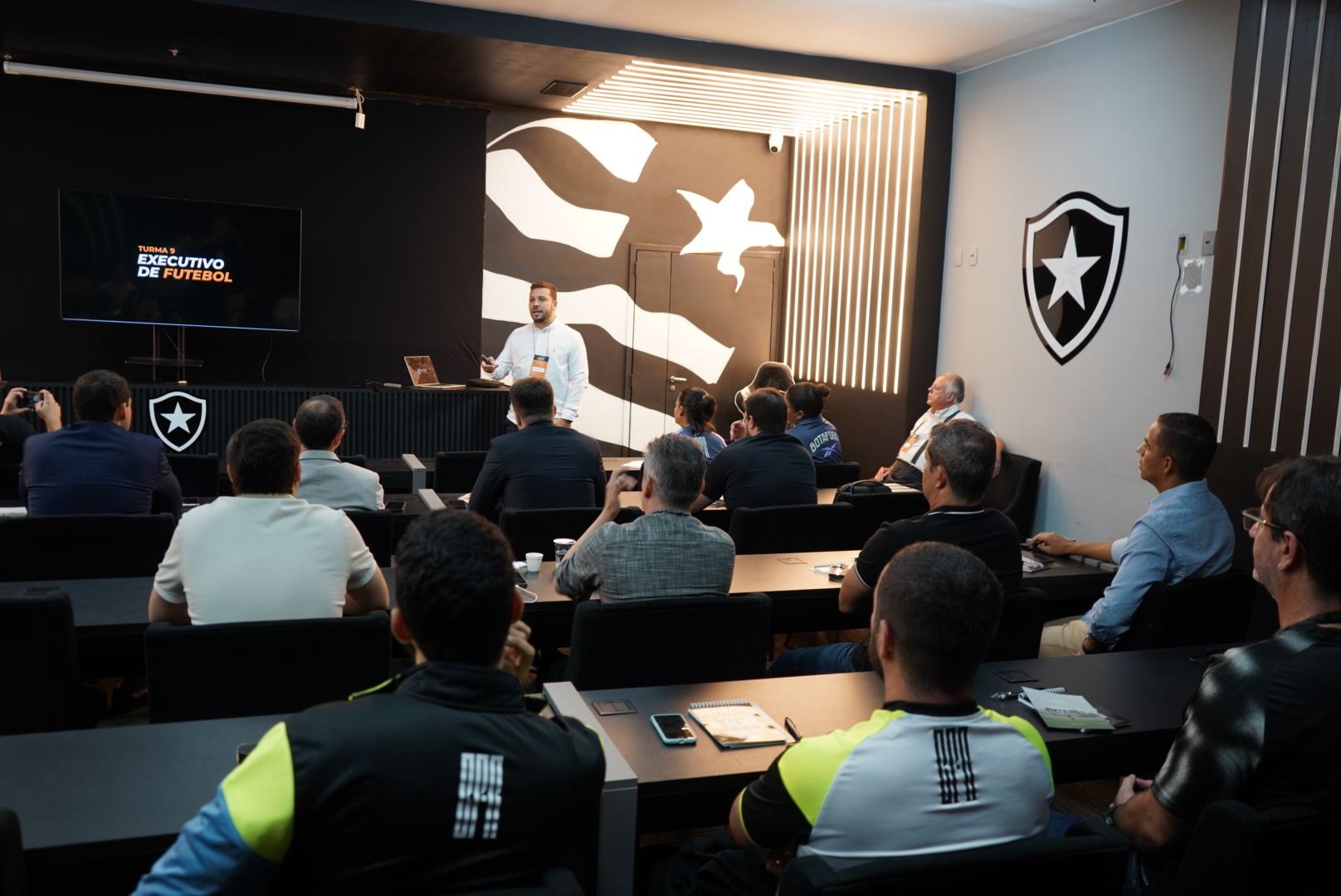 O que torna o Executivo de Futebol do FootHub único no mercado do esporte?