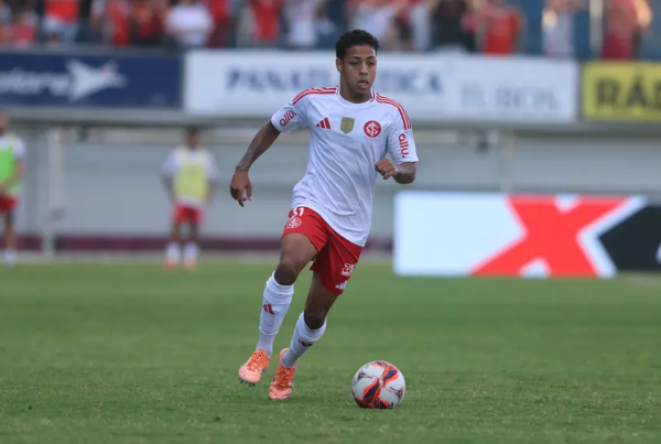 Planejando o gol: Por que o futebol brasileiro prefere comprar o mediano à lapidar o ouro